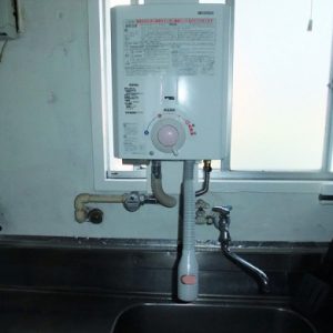 神奈川県川崎市川崎区T様 YR545 ハーマン製元止式小型湯沸器の新規取付工事