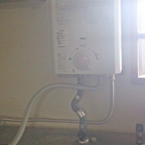大阪府吹田市A様 YR545 ハーマン製元止式小型湯沸器の新規取付工事